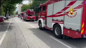 INCENDIO CANTINE: SOCCORSE DUE PERSONE RIMASTE BLOCCATE NELL’EDIFICIO PER IL FUMO 