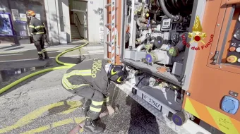 INCENDIO IN UN APPARTAMENTO AL QUINTO PIANO DI UN EDIFICIO: DECEDUTA UNA DONNA