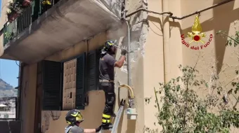 NAPOLI - CAMPI FLEGREI, PROSEGUE LAVORO DEI VIGILI DEL FUOCO A SEGUITO DELLA SCOSSA DEL 31 LUGLIO