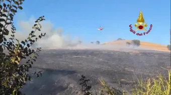 ATRI (TERAMO), INCENDIO DI VEGETAZIONE VICINO AUTOSTRADA A14: INTERVENTO VIGILI DEL FUOCO  IN FASE CONCLUSIVA