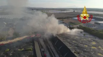 GIUGLIANO IN CAMPANIA (NA), INCENDIO IN UNA PIAZZOLA DI ECOBALLE A TAVERNA DEL RE