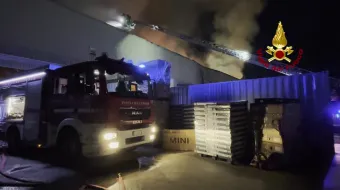 NAPOLI, INCENDIO DI CAPANNONE A POGGIOREALE: