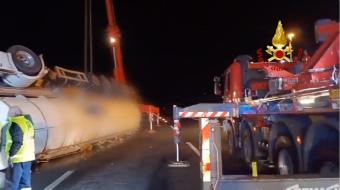 Incidente stradale con mezzo trasportante merci pericolose