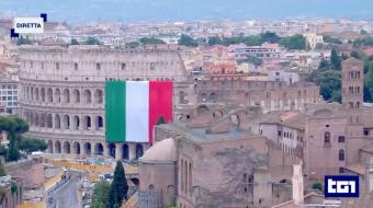 Il momento, della diretta RAI 1, in cui i Vigili del fuoco calano il Tricolore dal Colosseo durante le celebrazioni per la Festa della Repubblica.