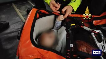 Servizio del TG1 ore 20 sul soccorso effettuato dal personale del reparto volo Emilia Romagna dei Vigili del fuoco ad una famiglia con un neonato di 4 mesi rimasti isolati per il maltempo dei giorni scorsi a Monterenzio, provincia di Bologna.