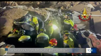 TGR PUGLIA - SOTTOSEGRETARIO PRISCO E CAPO DEL CORPO MANNINO INCONTRANO VIGILI DEL FUOCO INTERVENUTI PER IL CROLLO PALAZZINA A BARI
