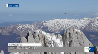 L'elicottero dei vigili del fuoco trasporta la trivella