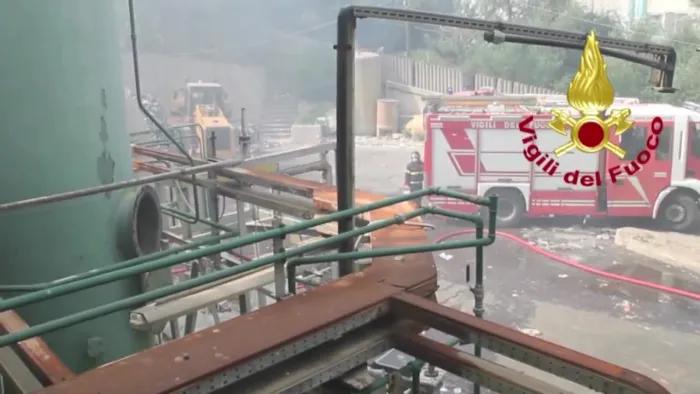 MESSINA - INCENDIO DISCARICA RACCOLTA RIFIUTI DIFFERENZIATI