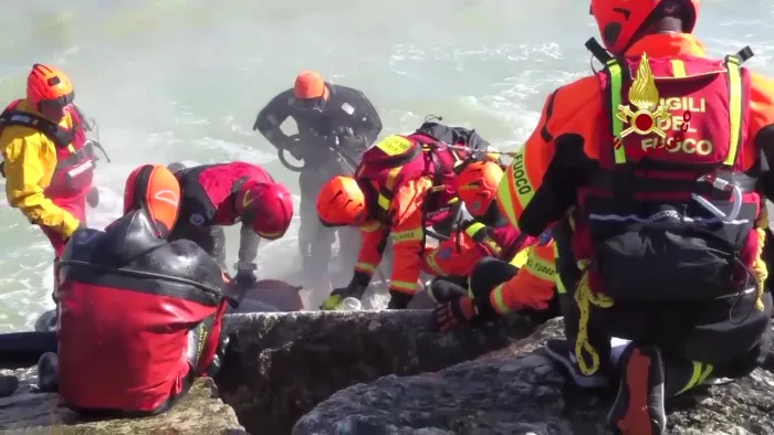 RIMINI - OPERAZIONI PER IL RECUPERO DI UN NAUFRAGO
