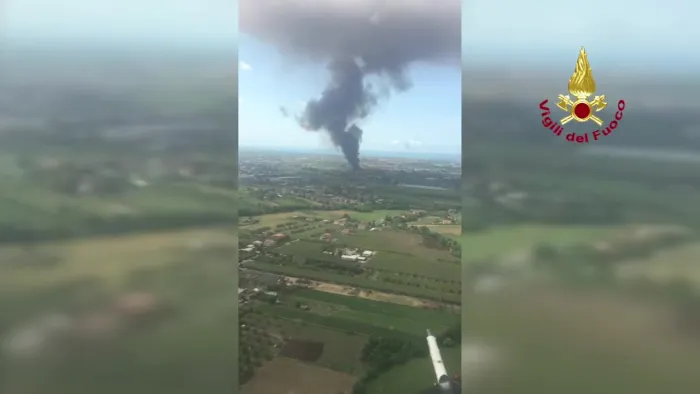 POMEZIA (ROMA) - VIA PONTINA VECCHIA KM 33 - INCENDIO RIFIUTI STOCCATI ALL'INTERNO DI UN'AZIENDA