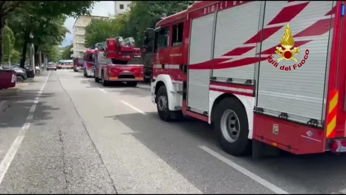 INCENDIO CANTINE: SOCCORSE DUE PERSONE RIMASTE BLOCCATE NELL’EDIFICIO PER IL FUMO 
