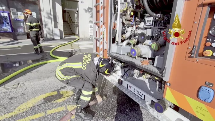 INCENDIO IN UN APPARTAMENTO AL QUINTO PIANO DI UN EDIFICIO: DECEDUTA UNA DONNA