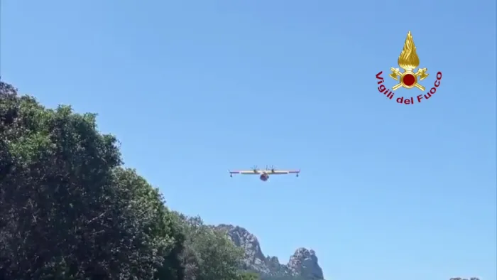 INCENDIO VEGETAZIONE AD OLBIA, SQUADRE E CANADAIR IN AZIONE