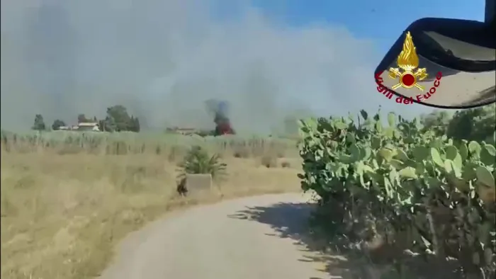 INCENDI VEGETAZIONE NEL CAGLIARITANO, DECINE DI VIGILI DEL FUOCO AL LAVORO