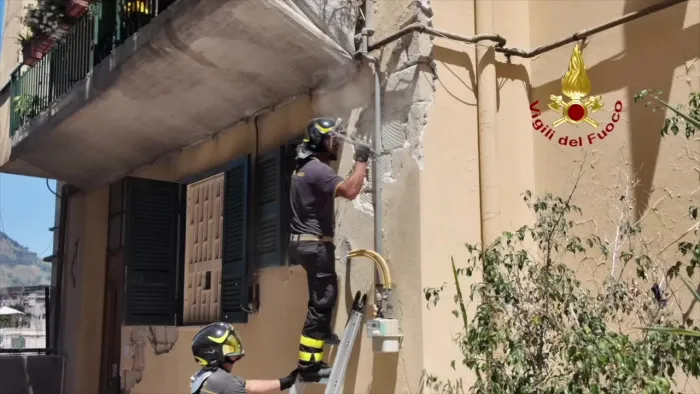 NAPOLI - CAMPI FLEGREI, PROSEGUE LAVORO DEI VIGILI DEL FUOCO A SEGUITO DELLA SCOSSA DEL 31 LUGLIO