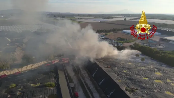 GIUGLIANO IN CAMPANIA (NA), INCENDIO IN UNA PIAZZOLA DI ECOBALLE A TAVERNA DEL RE