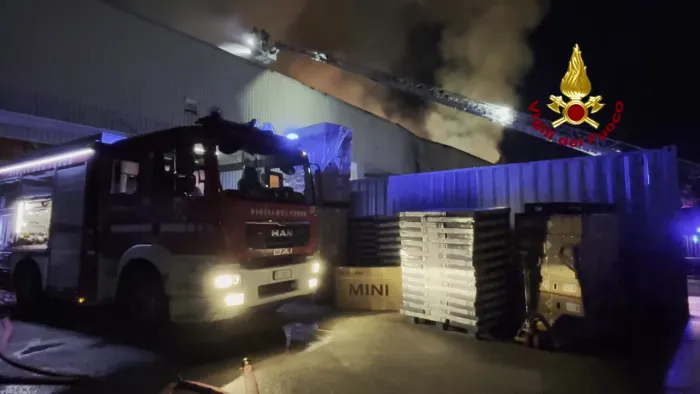 NAPOLI, INCENDIO DI CAPANNONE A POGGIOREALE: