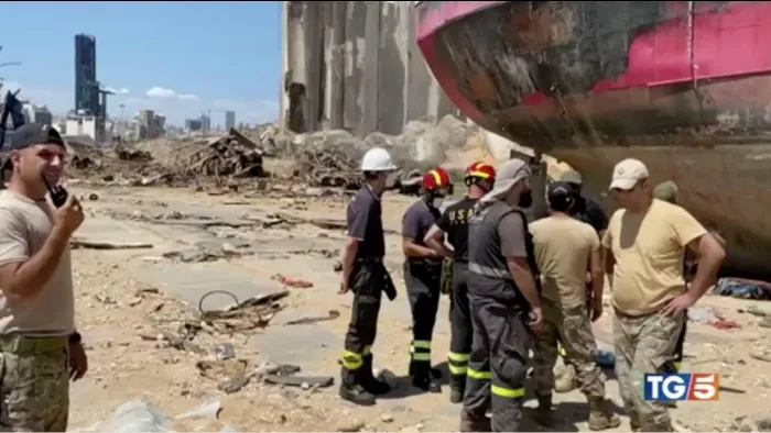 IL LAVORO DEI VIGILI DEL FUOCO A BEIRUT