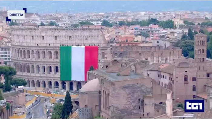 Il momento, della diretta RAI 1, in cui i Vigili del fuoco calano il Tricolore dal Colosseo durante le celebrazioni per la Festa della Repubblica.